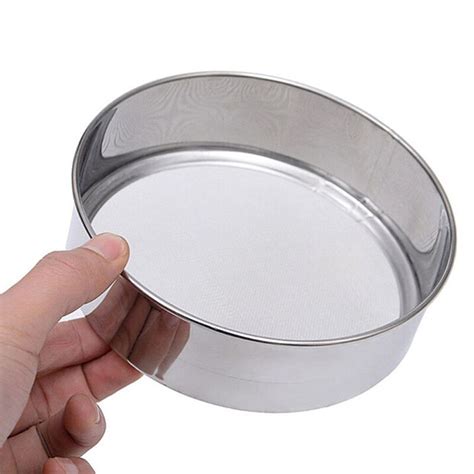 Illustration des outils nécessaires pour tamiser et appliquer le lait de cendre