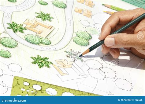 paysagiste travaillant sur un plan de jardin