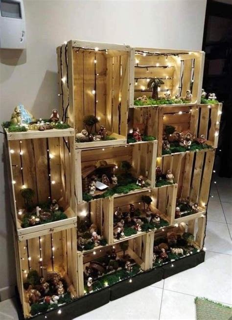 Une collection de caisses en bois empilées dans un décor rustique et chaleureux