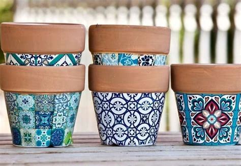 Pots en terre cuite personnalisés avec de la peinture et des motifs graphiques