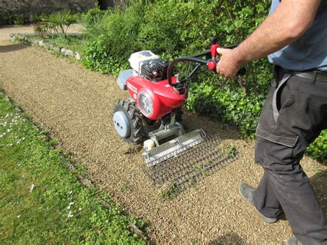 Image d'un désherbeur thermique en action sur une allée