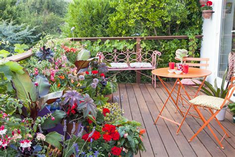 Mobilier de jardin en bois sur une terrasse fleurie