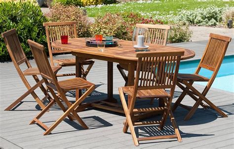 Table et chaises en teck sur une terrasse ensoleillée