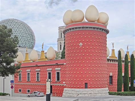 Façade du Théâtre-Musée Dalí à Figueras