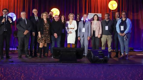 Photo de groupe des lauréats lors d'une cérémonie officielle