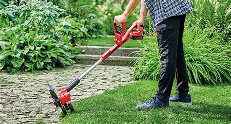 Photo d'un utilisateur utilisant un coupe-bordure sans fil Einhell dans un grand jardin