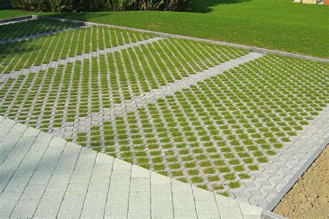 Photo comparative : une allée en dalles engazonnées avant et après la pousse du gazon