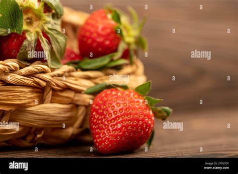 une sélection variée de fraises fraîches dans un panier