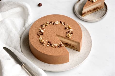 Pâtisserie fine : entremets aux noisettes et finitions élégantes