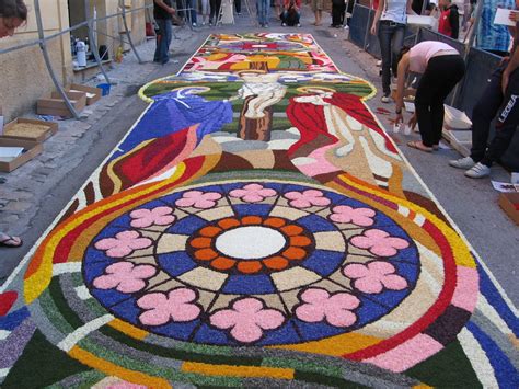 Vue aérienne d'un tapis de fleurs lors d'une fête de l'Infiorata