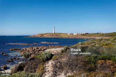 Le phare historique de Cape Rachado, situé à proximité du complexe, surplombant la côte du détroit de Malacca