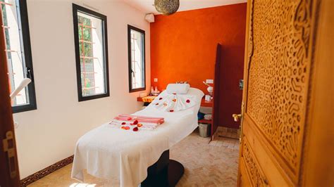Espace de massage et de relaxation au sein du centre de bien-être du complexe, décoré dans un style apaisant