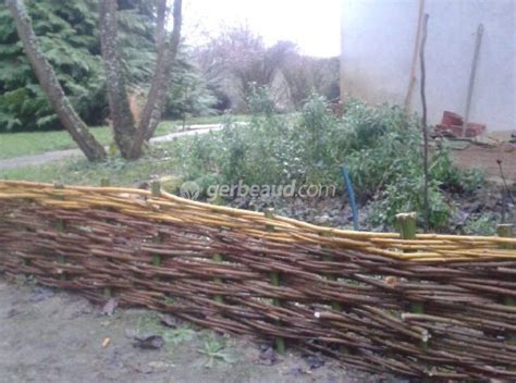 Technique de tressage de branches de noisetier pour une bordure basse