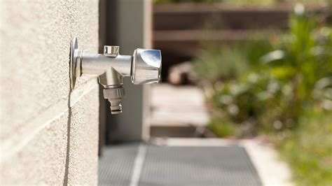 Illustration montrant une installation complète : du robinet à l'arrosage des plantes sur un balcon