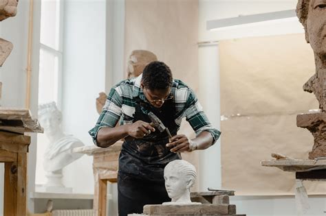 Un sculpteur ornementaliste travaillant sur un détail architectural en pierre