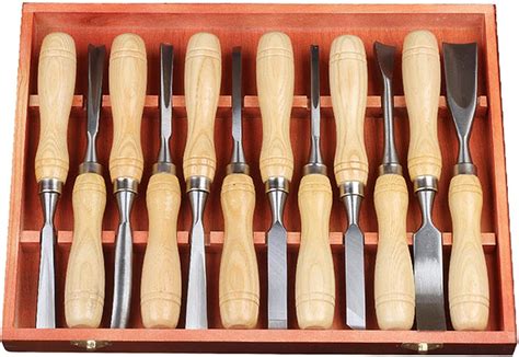 Atelier de sculpture sur bois : outils et pièces en cours de réalisation
