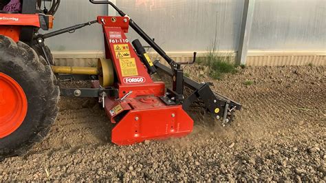 Vue d'ensemble d'une herse rotative Forigo en action dans un verger