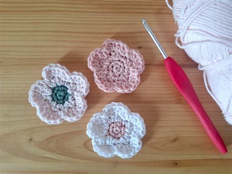 Exemple de bordure au crochet avec des motifs de fleurs ajourées