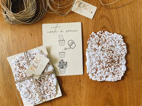 Illustration de cartes à planter fabriquées à partir de papier recyclé avec des graines visibles.