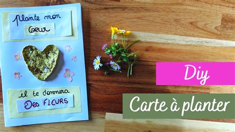 Une mère souriante recevant une carte à planter colorée.