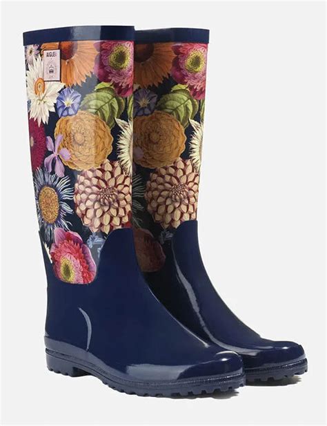Femme jardinant avec des bottes de pluie