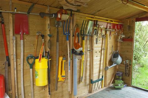 image d'un abri de jardin avec des outils rangés à l'intérieur