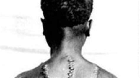 Exemple de motif de scarification au dos, stylisé pour représenter une croix