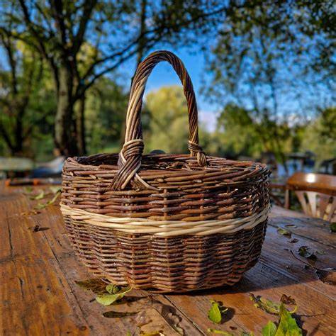 Image d'un panier en vannerie tressé avec du bois de noisetier
