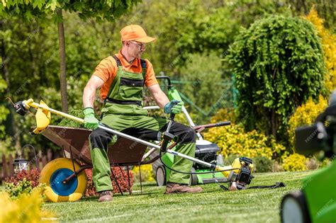 Paysagiste professionnel tondant une pelouse