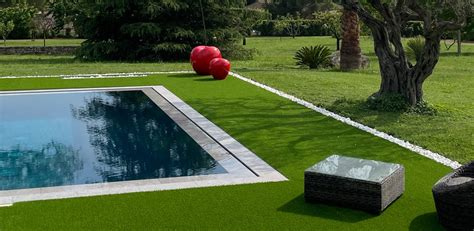 Exemple de gazon synthétique autour d'une piscine