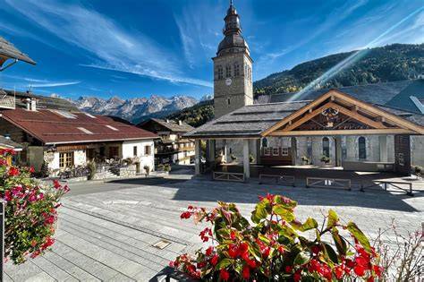 Panorama hivernal du village du Grand-Bornand avec ses chalets traditionnels sous la neige
