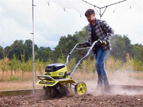Motobineuses électriques Ryobi en action dans un jardin