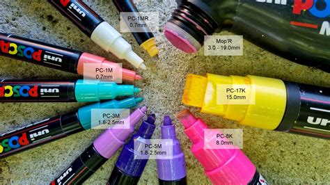 une sélection de marqueurs Posca de différentes tailles et couleurs