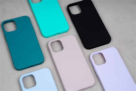 une coque de téléphone en plastique blanc décorée de motifs géométriques noirs et colorés réalisés avec des Posca