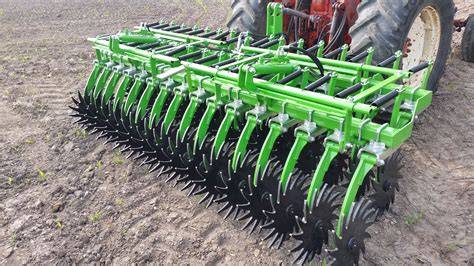 Houe rotative en action dans un champ
