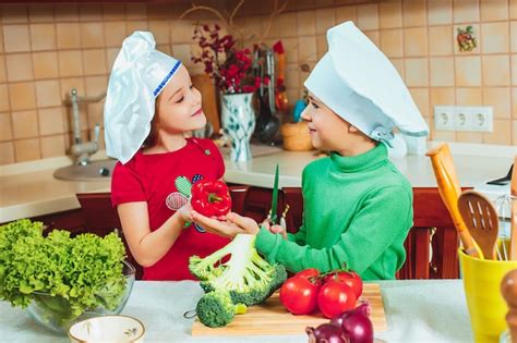 Enfants cuisinant des légumes fraîchement récoltés