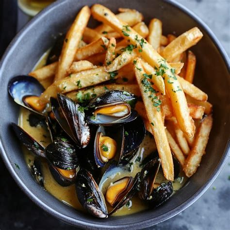Plat de moules marinières avec frites