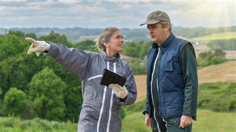 maraicher discutant avec un conseiller agricole