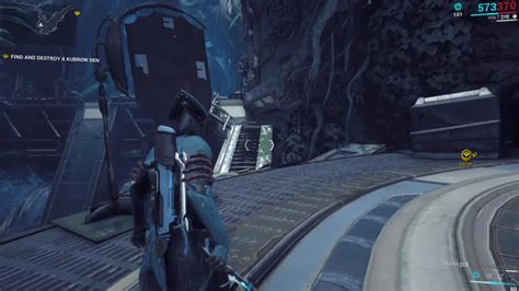 Un joueur Warframe accompagné de son Kubrow, mettant en évidence le lien avec les compagnons du jeu.