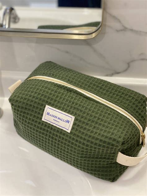 Image d'une trousse de toilette avec les produits Fleur de Figuier