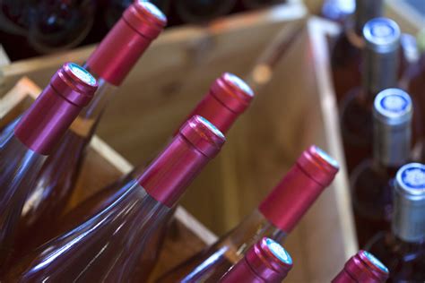 une bouteille de vin avec une capsule où il est écrit 