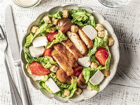 Plat de salade avec des morceaux de nopal (raquettes de figue de Barbarie)