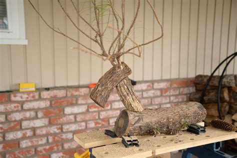 Renne décoratif en rondins de bois