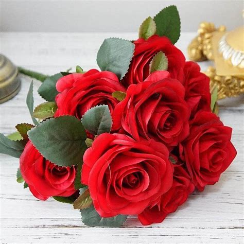 Bouquet de roses artificielles et lierre