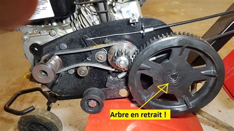 Vue rapprochée d'une poulie de tension de motobineuse avec signes d'usure