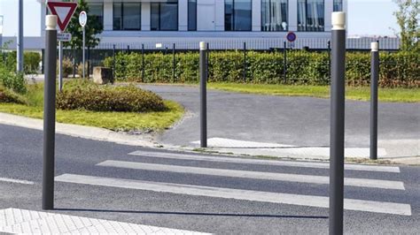 Potelets fixes délimitant un espace piéton