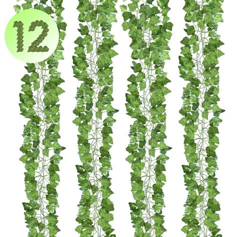 Guirlande de lierre artificiel sur une fenêtre extérieure