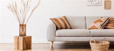 Portrait d'Isaac French devant un design scandinave