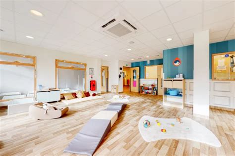 Illustration d'une crèche intégrée dans un bâtiment moderne