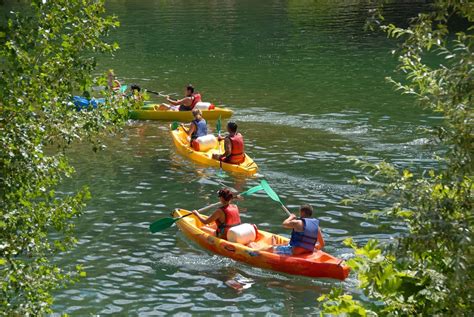Famille faisant du canoë sur une rivière